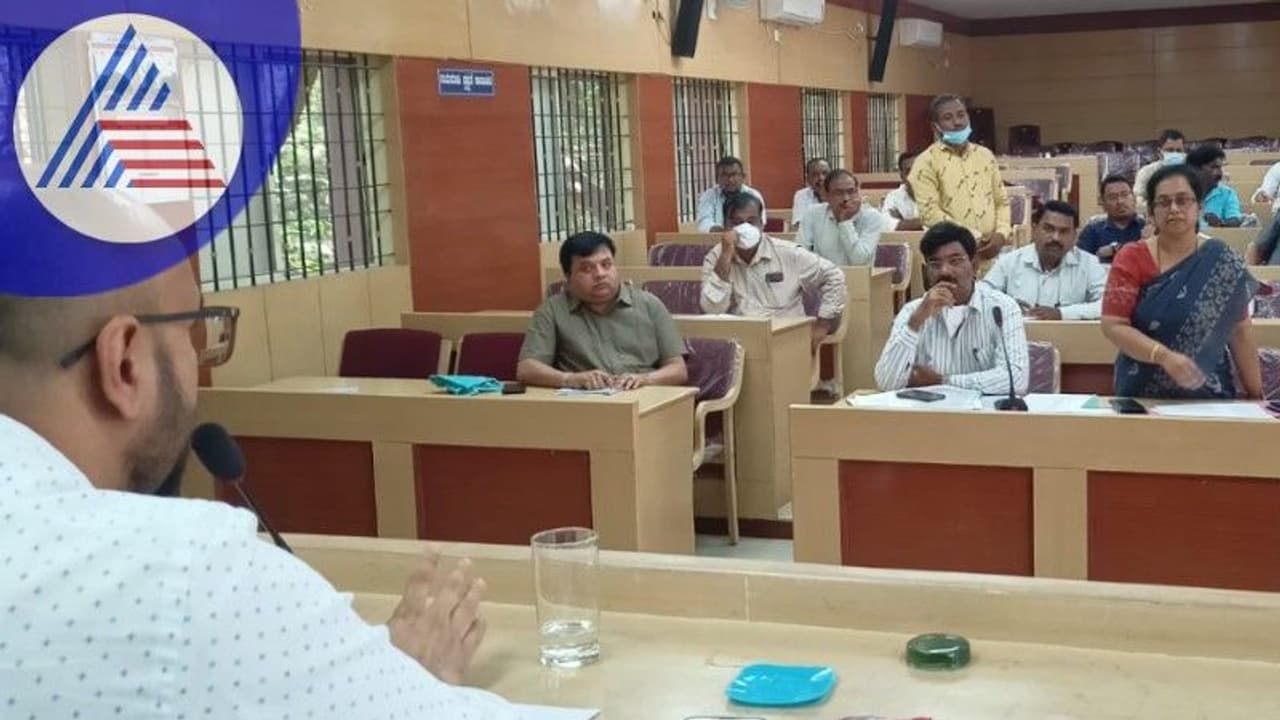 ಕೋವಿಡ್ ಭೀತಿ ಹಿನ್ನೆಲೆ; ಮಾಸ್ಕ್ ಧಾರಣಾ ಅಭಿಯಾನ, ಜನಜಾಗೃತಿ ಆರಂಭಿಸಲು ಕ್ರಮ: ಗುರುದತ್ತ ಹೆಗಡೆ ಕೋವಿಡ್ ಭೀತಿ ಹಿನ್ನೆಲೆ; ಮಾಸ್ಕ್ ಧಾರಣಾ ಅಭಿಯಾನ, ಜನಜಾಗೃತಿ ಆರಂಭಿಸಲು ಕ್ರಮ: ಗುರುದತ್ತ ಹೆಗಡೆ