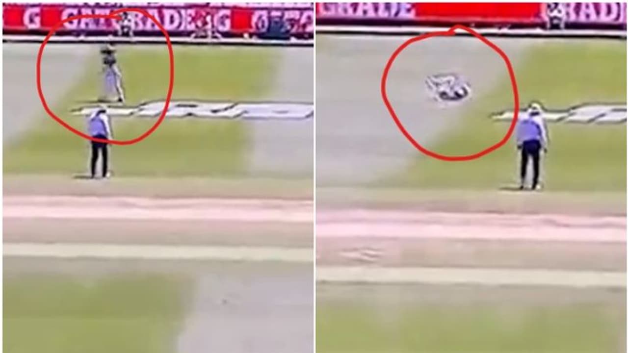 ഗ്രൗണ്ടിൽ നടക്കുന്നതിനിടെ ദക്ഷിണാഫ്രിക്കൻ താരത്തിന് പിന്നിലൂടെ കുതിച്ചെത്തി, ഇടിച്ച് താഴെയിട്ടു! ഗ്രൗണ്ടിൽ നടക്കുന്നതിനിടെ ദക്ഷിണാഫ്രിക്കൻ താരത്തിന് പിന്നിലൂടെ കുതിച്ചെത്തി, ഇടിച്ച് താഴെയിട്ടു!