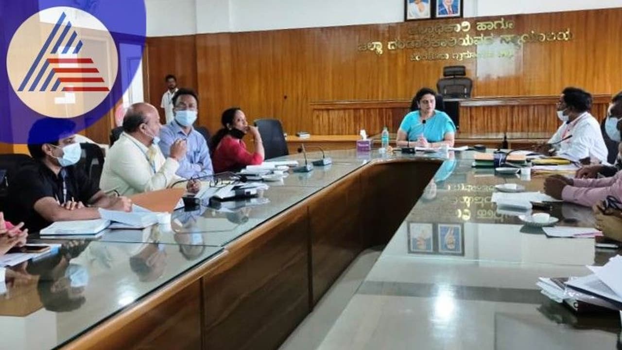 Coronavirus: ಸಾರ್ವಜನಿಕ ಸ್ಥಳಗಳಲ್ಲಿ ಮಾಸ್್ಕ ಕಡ್ಡಾಯ : ಜಿಲ್ಲಾಧಿಕಾರಿ ಆರ್.ಲತಾ Coronavirus: ಸಾರ್ವಜನಿಕ ಸ್ಥಳಗಳಲ್ಲಿ ಮಾಸ್್ಕ ಕಡ್ಡಾಯ : ಜಿಲ್ಲಾಧಿಕಾರಿ ಆರ್.ಲತಾ