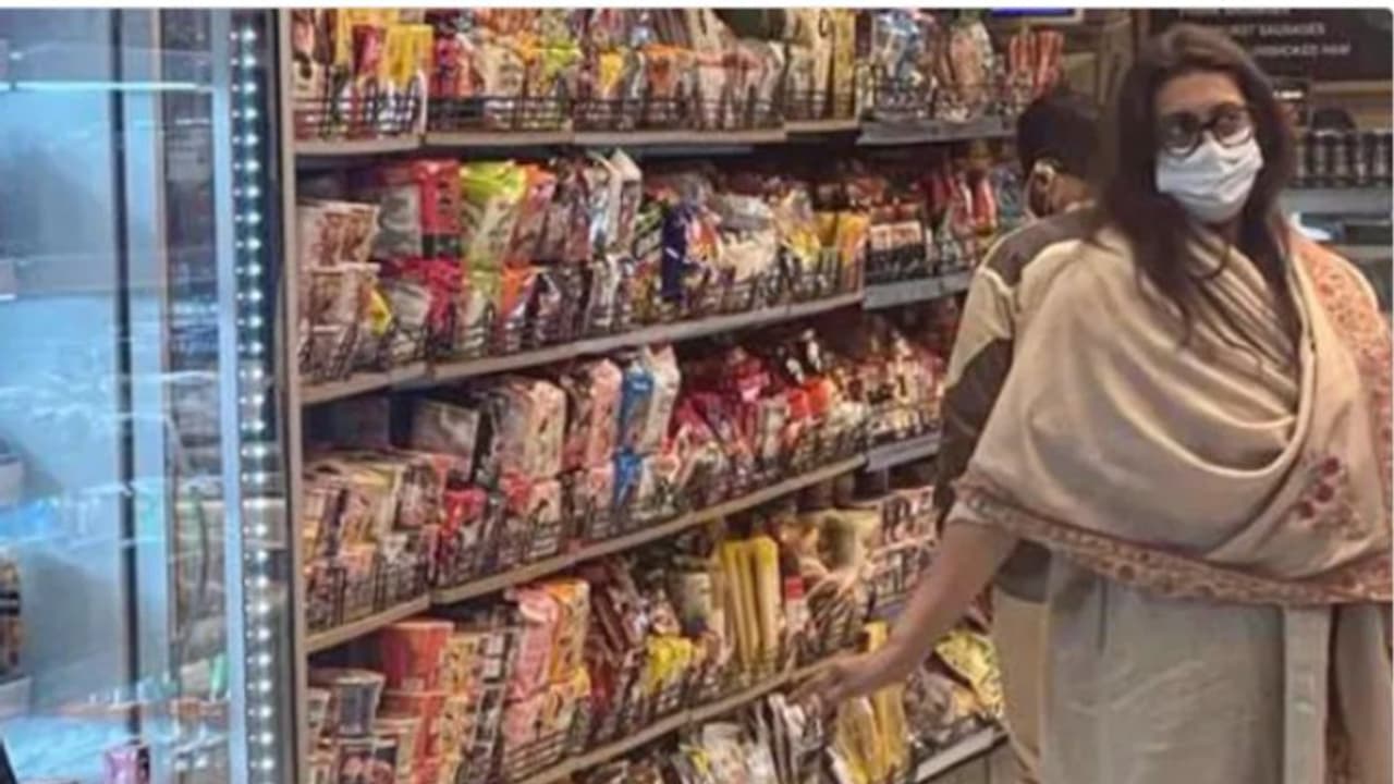 'ഒരു ഭാര്യയുടെ ജീവിതം'; സൂപ്പര്‍ മാര്‍ക്കറ്റില്‍ നിന്നുള്ള ചിത്രം പങ്കുവച്ച് സ്മൃതി ഇറാനി