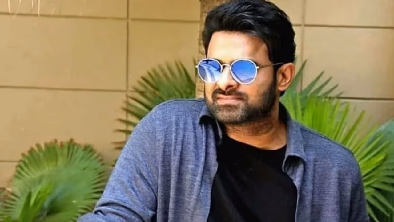 ప్రభాస్ ఫ్యాన్స్ కు మైత్రీ మూవీస్ స్వీట్ షాక్? ప్రభాస్ ఫ్యాన్స్ కు మైత్రీ మూవీస్ స్వీట్ షాక్?