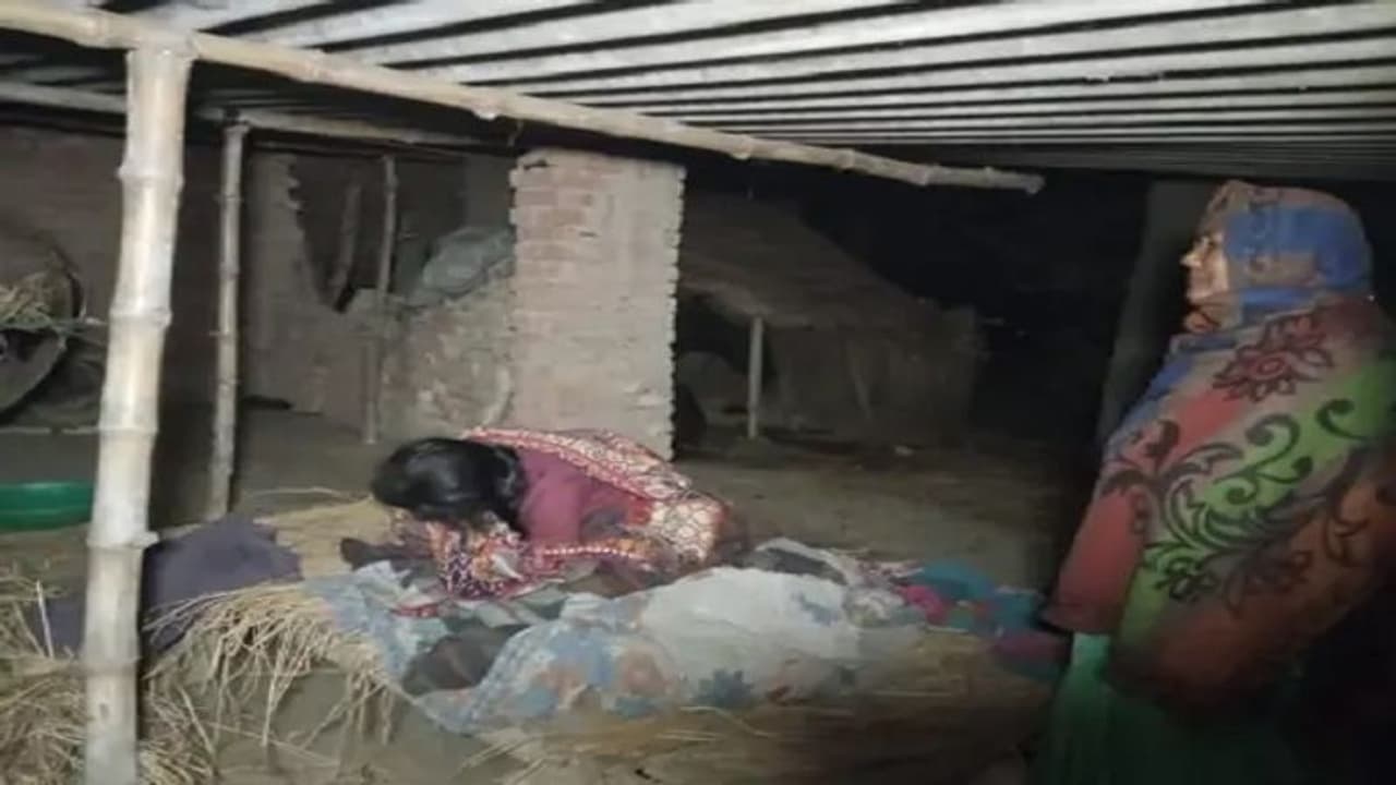 मऊ: चिंगारी से भड़की आग की चपेट में आए 4 बच्चों समेत 1 महिला की मौत, DM ने परिवार को दिया सहायता का आश्वासन मऊ: चिंगारी से भड़की आग की चपेट में आए 4 बच्चों समेत 1 महिला की मौत, DM ने परिवार को दिया सहायता का आश्वासन