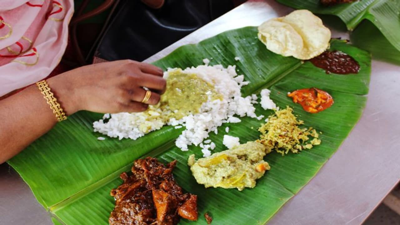 மதுரையில் ஆண்கள் மட்டும் கலந்து கொண்ட விநோத கோவில் திருவிழா! மதுரையில் ஆண்கள் மட்டும் கலந்து கொண்ட விநோத கோவில் திருவிழா!