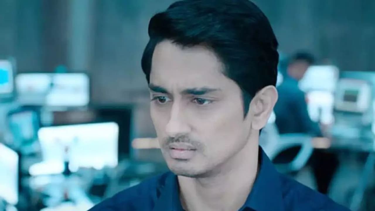 மாஸ்க்கை கழட்டியதும் மரியாதை கொடுத்தார்கள்... விமான நிலையத்தில் நடந்த கொடுமையை விவரித்த சித்தார்த் மாஸ்க்கை கழட்டியதும் மரியாதை கொடுத்தார்கள்... விமான நிலையத்தில் நடந்த கொடுமையை விவரித்த சித்தார்த்