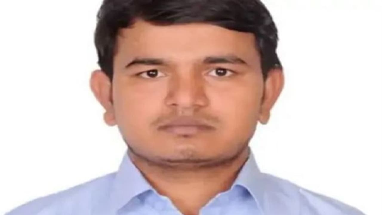 करोड़ों रुपए बोरी में लेकर भागा कर्मचारी, मैसेज नहीं आने पर मैनेजर को फोन करने पर हुआ चौकाने वाला खुलासा करोड़ों रुपए बोरी में लेकर भागा कर्मचारी, मैसेज नहीं आने पर मैनेजर को फोन करने पर हुआ चौकाने वाला खुलासा