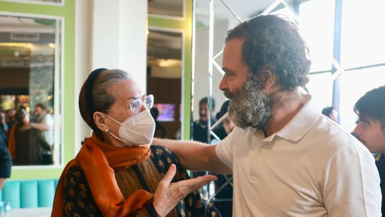 தாய் பாசத்தில் உருகும் ராகுல் காந்தி: நெகிழ வைக்கும் வைரல் வீடியோ!