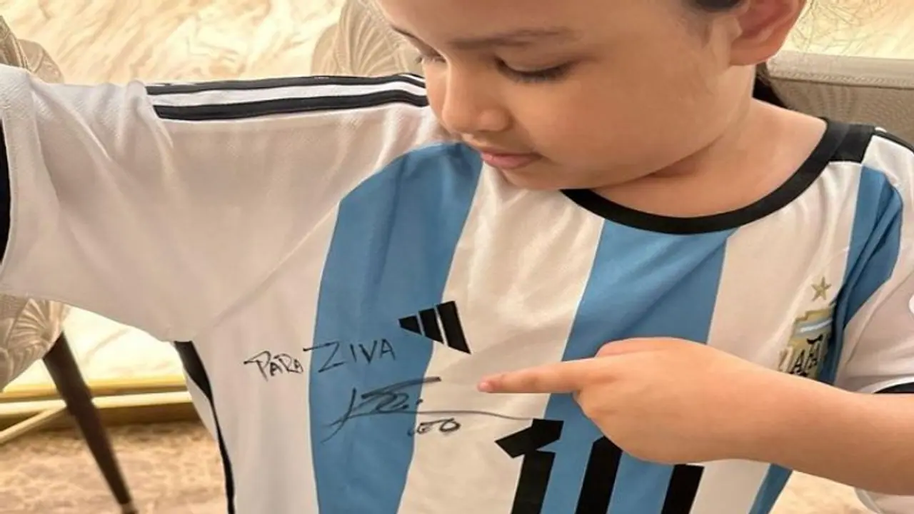 மெஸ்ஸி அனுப்பிய ஜெர்ஸியை அணிந்து கொண்ட தோனி மகள்: வைரலாகும் புகைப்படம்!