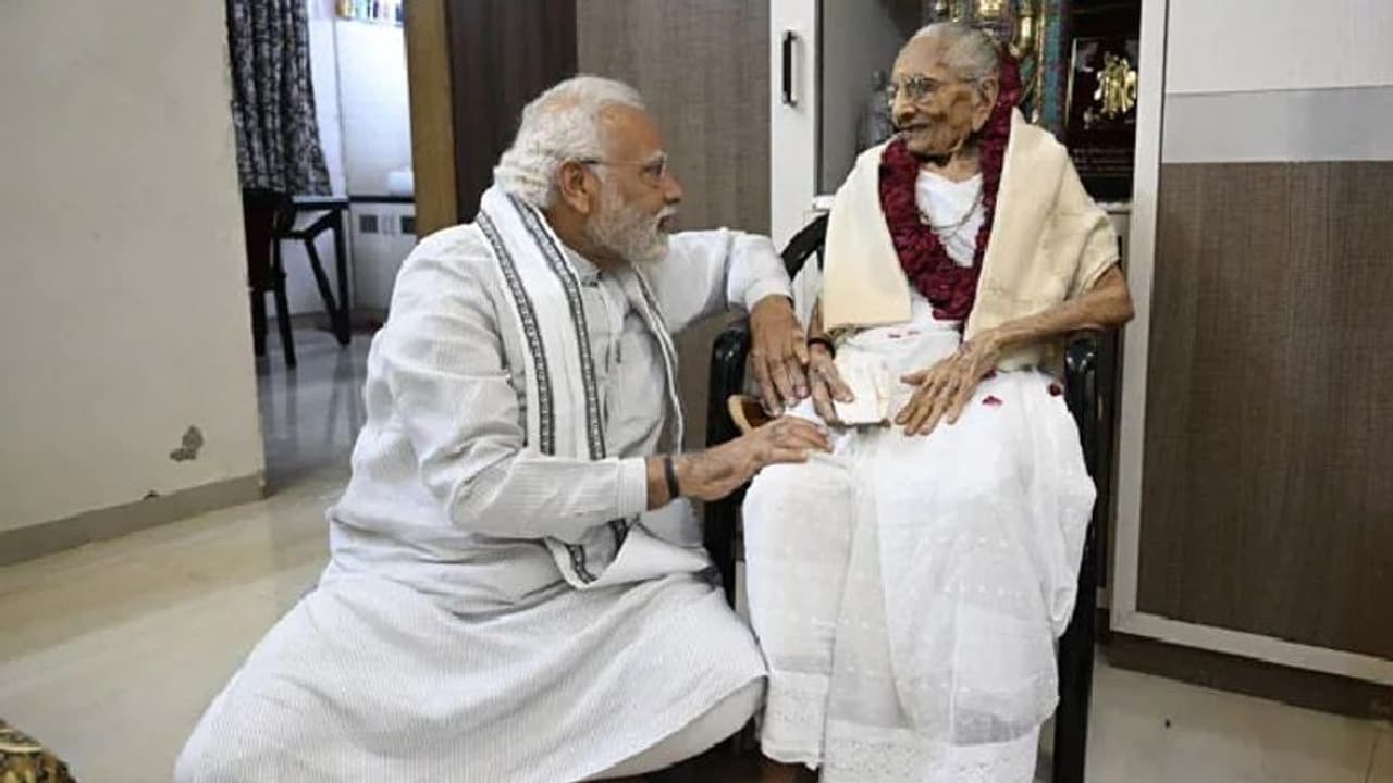 PM मोदी ने मां से अस्पताल में की मुलाकात, हाल जानकर वापस लौटे...डॉक्टरों ने स्थिर बताई हीराबेन की हालत