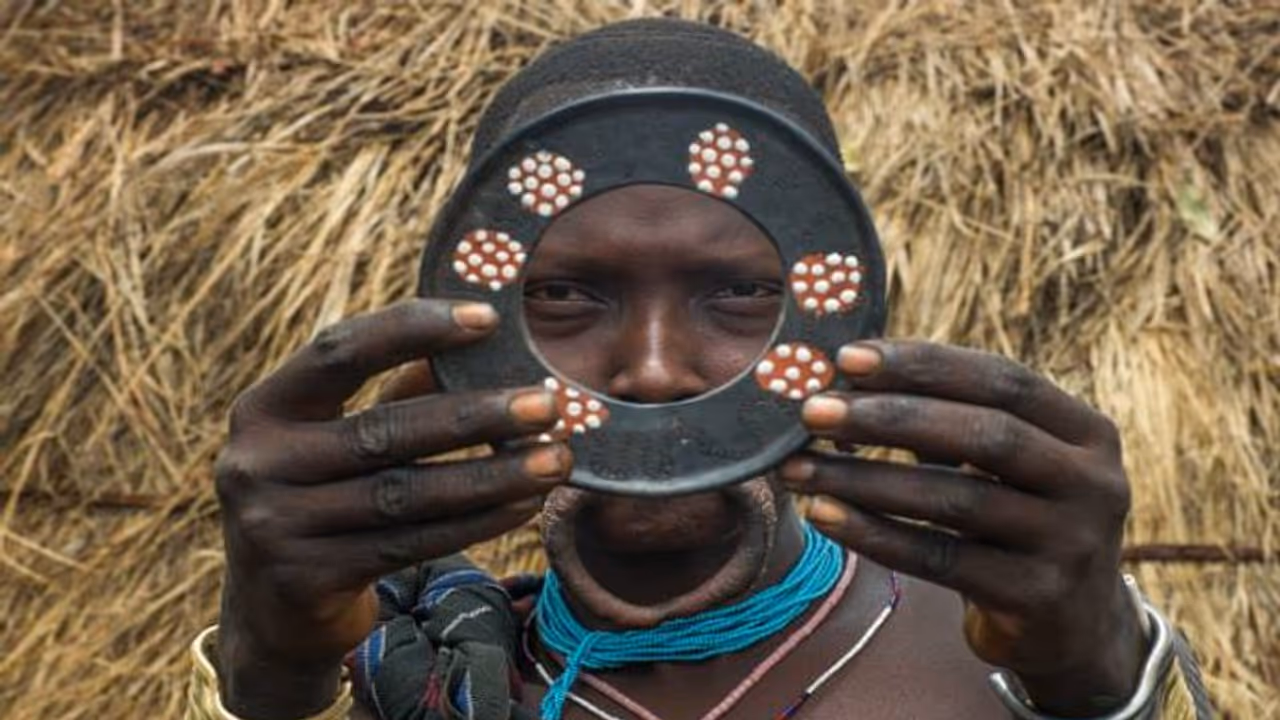 ഭർത്താവിനോടുള്ള പ്രതിബദ്ധത കാണിക്കാൻ സ്ത്രീകൾ കീഴ്ച്ചുണ്ട് മുറിക്കുന്ന ഒരു ഗോത്ര വിഭാഗം ഭർത്താവിനോടുള്ള പ്രതിബദ്ധത കാണിക്കാൻ സ്ത്രീകൾ കീഴ്ച്ചുണ്ട് മുറിക്കുന്ന ഒരു ഗോത്ര വിഭാഗം