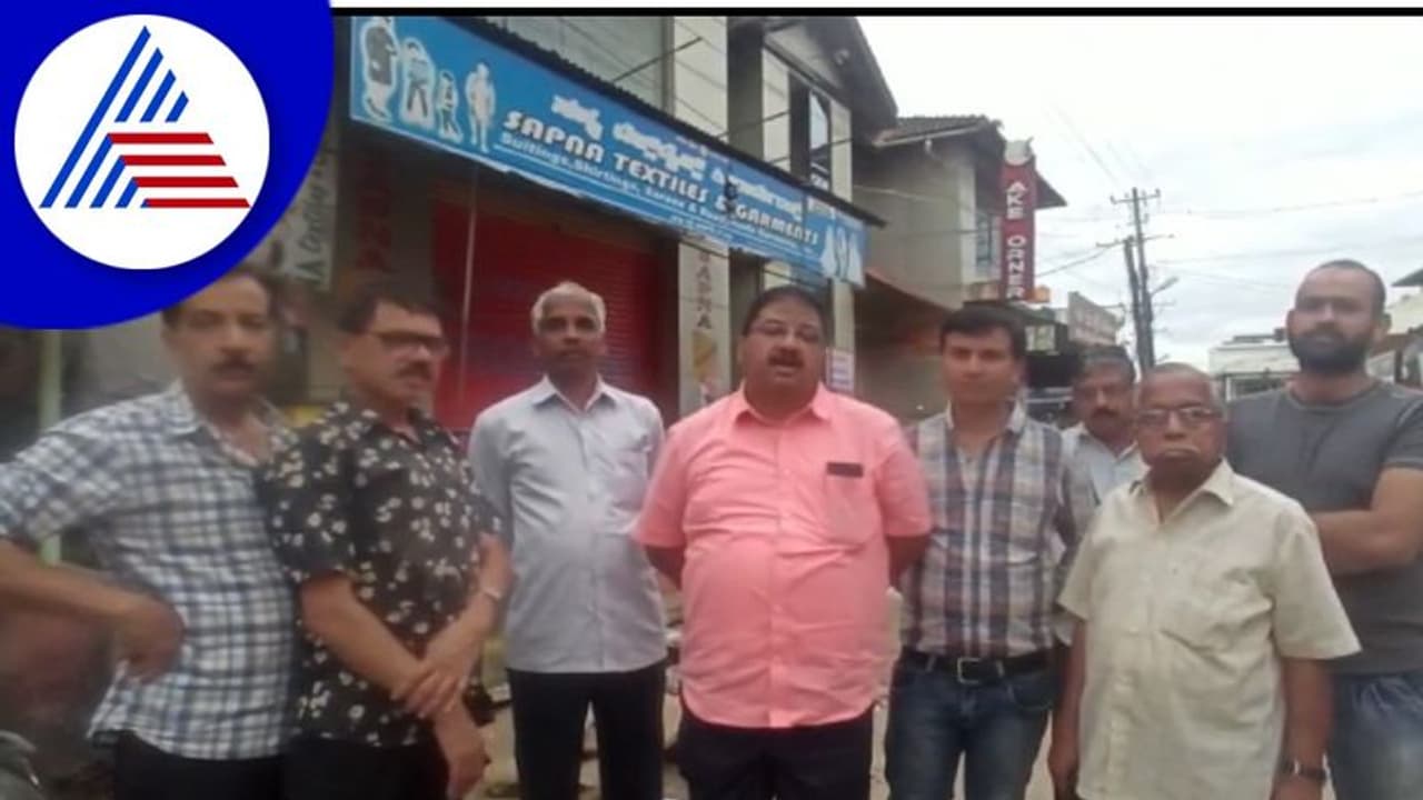 ಚಿಕ್ಕಮಗಳೂರು ಎಂ.ಜಿ.ರಸ್ತೆ ಅಗಲೀಕರಣ: ಕಟ್ಟಡ ಮಾಲೀಕರು ಪ.ಪಂ. ನಡುವೆ ಜಟಾಪಟಿ ಚಿಕ್ಕಮಗಳೂರು ಎಂ.ಜಿ.ರಸ್ತೆ ಅಗಲೀಕರಣ: ಕಟ್ಟಡ ಮಾಲೀಕರು ಪ.ಪಂ. ನಡುವೆ ಜಟಾಪಟಿ