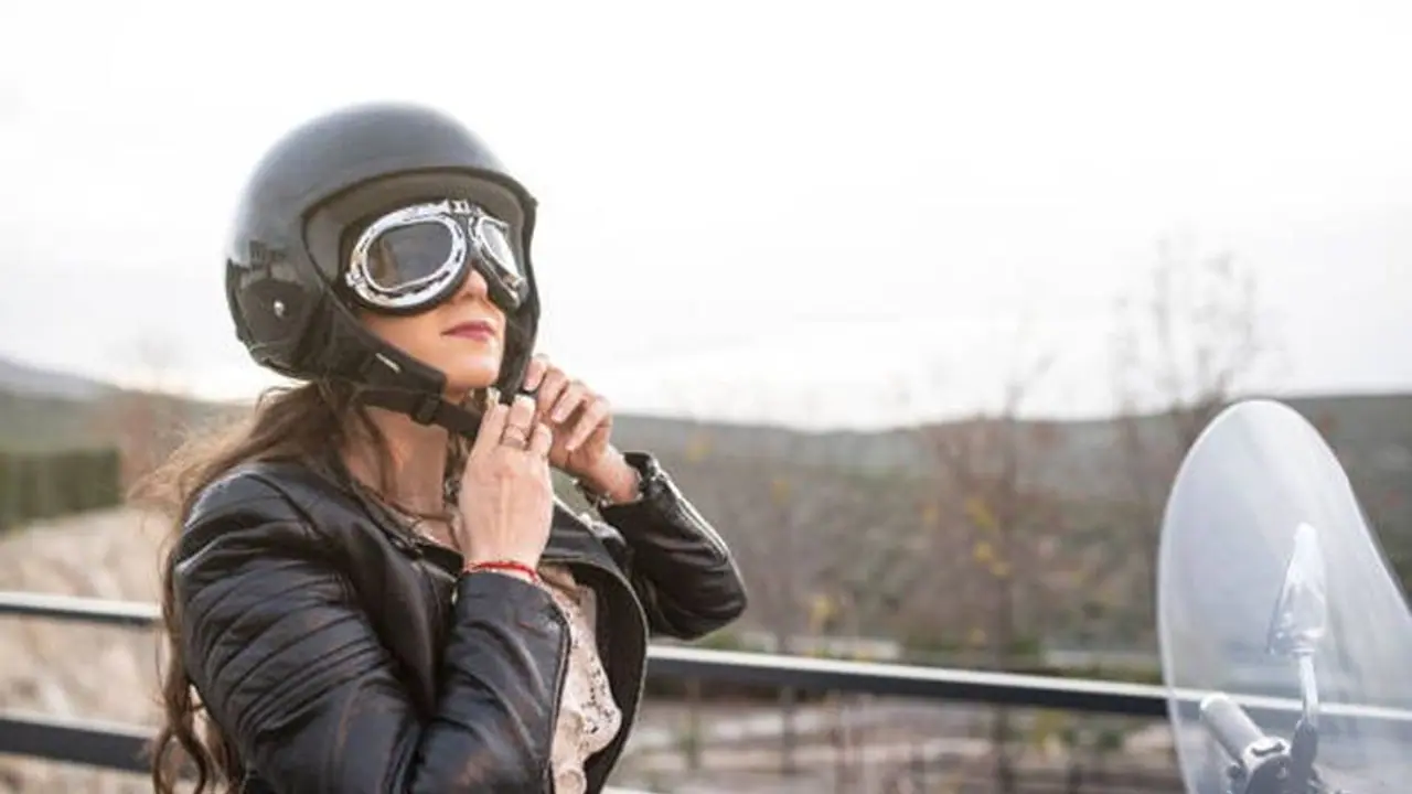 Helmet Wearing Tips : हेलमेट पहनते समय रखें सावधानी, छोटी छोटी गलतियां पड़ सकती है भारी