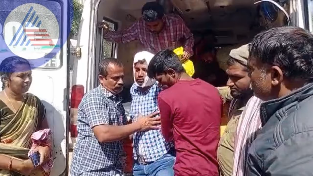 Kolar: ಪಾಠ ಮಾಡುತ್ತಿದ್ದ ಶಿಕ್ಷಕನ ಮೇಲೆ ಸೈಕೋ ಹಲ್ಲೆ: ಭಯಭೀತರಾದ ವಿದ್ಯಾರ್ಥಿಗಳು Kolar: ಪಾಠ ಮಾಡುತ್ತಿದ್ದ ಶಿಕ್ಷಕನ ಮೇಲೆ ಸೈಕೋ ಹಲ್ಲೆ: ಭಯಭೀತರಾದ ವಿದ್ಯಾರ್ಥಿಗಳು