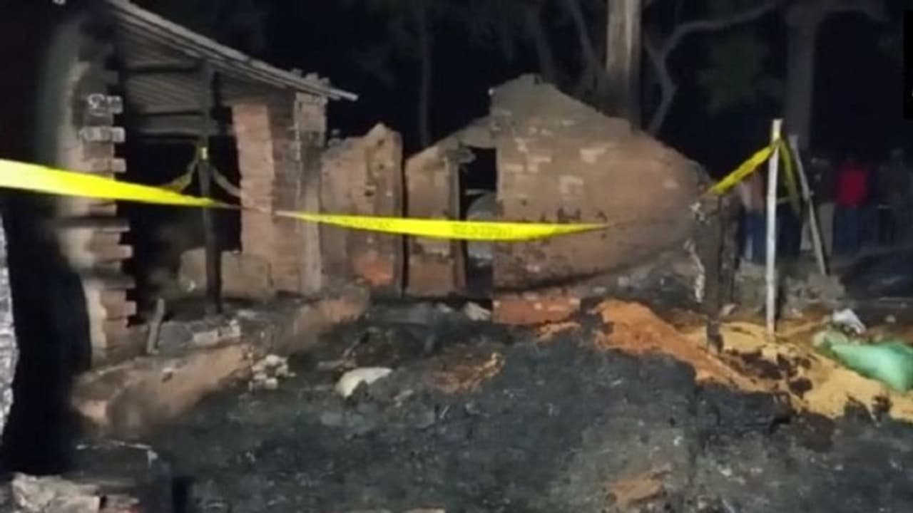 Uttar Pradesh: ಅಗ್ನಿ ಅವಘಡ: ಮೂವರು ಅಪ್ರಾಪ್ತರು ಸೇರಿ ಒಂದೇ ಕುಟುಂಬದ ಐವರ ದುರ್ಮರಣ Uttar Pradesh: ಅಗ್ನಿ ಅವಘಡ: ಮೂವರು ಅಪ್ರಾಪ್ತರು ಸೇರಿ ಒಂದೇ ಕುಟುಂಬದ ಐವರ ದುರ್ಮರಣ