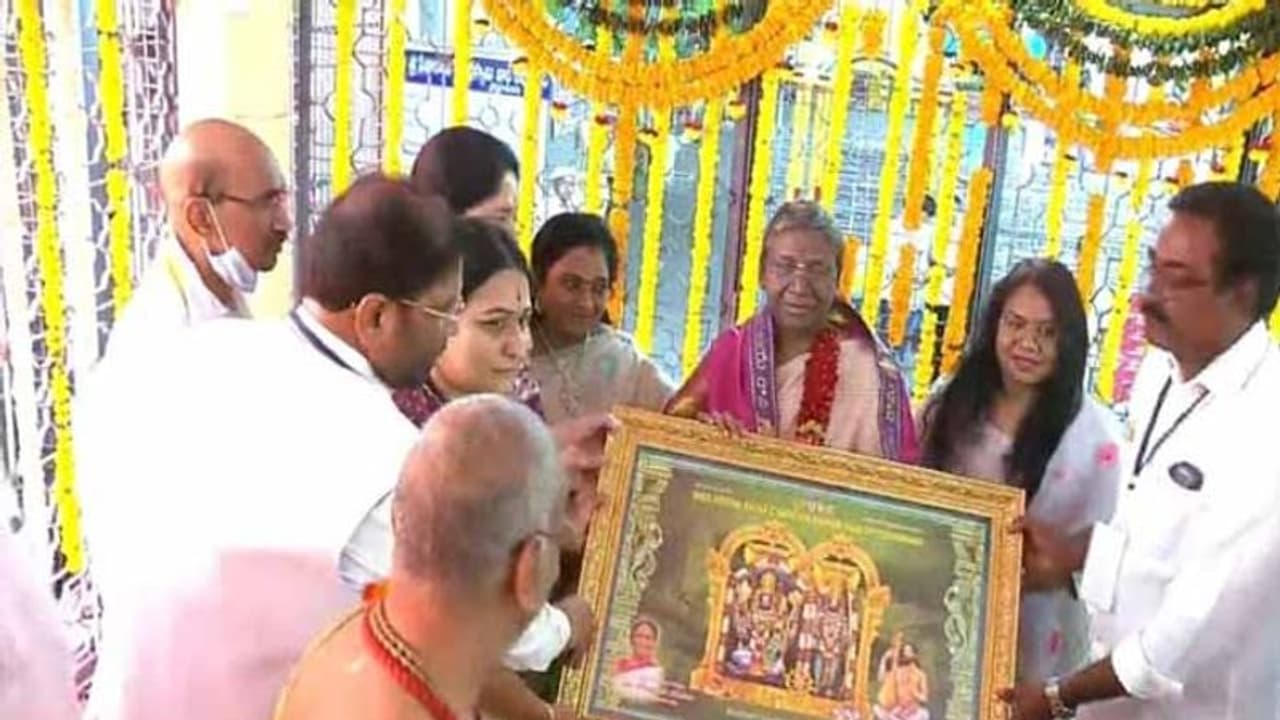  భద్రాచలం ఆలయంలో రాష్ట్రపతి ద్రౌపది ముర్ము పూజలు
