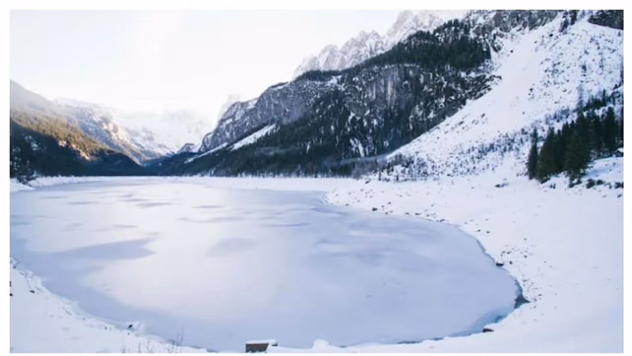 உலகின் பிரமிக்க வைக்கும் 10 உறைந்த ஏரிகள்! இந்தியாவிலும் 2 ஏரிகள் இருக்கு!