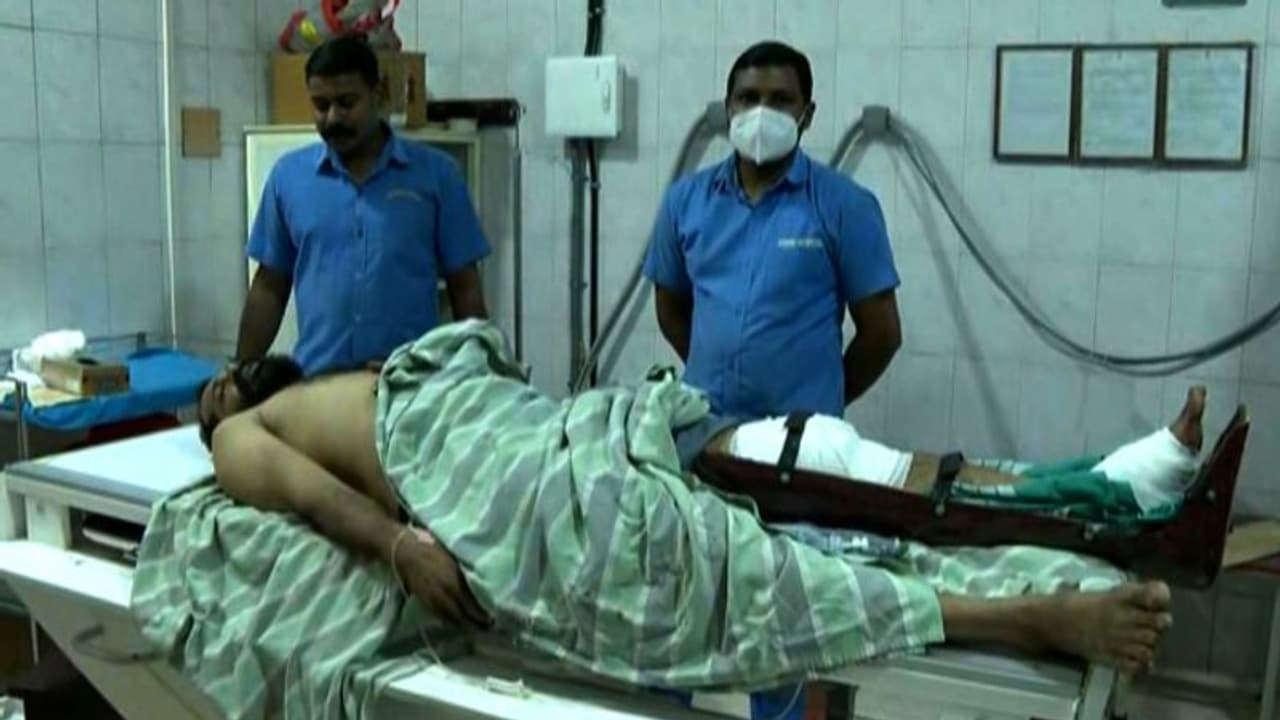 തൃശ്ശൂരിൽ റോഡിലെ കുഴിയിൽ വീണ് ബൈക്ക് യാത്രക്കാരന് ഗുരുതര പരിക്ക് 