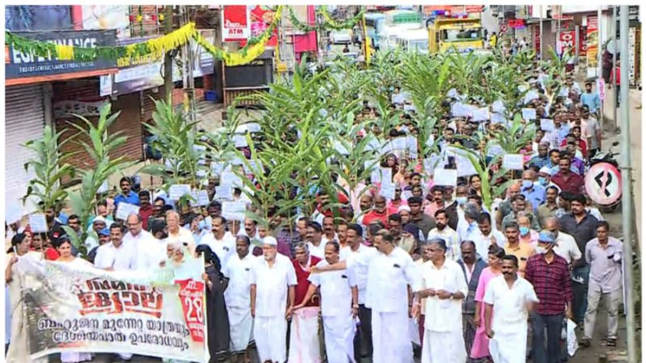 ബഫർസോണിൽ നിന്നും ഇടുക്കിയിലെ കുമളിയെ ഒഴിവാക്കണം; ദേശീയപാത ഉപരോധിച്ച് സമരം ബഫർസോണിൽ നിന്നും ഇടുക്കിയിലെ കുമളിയെ ഒഴിവാക്കണം; ദേശീയപാത ഉപരോധിച്ച് സമരം