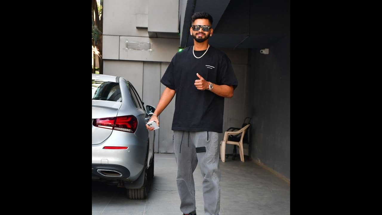 ஷிகர் தவானின் மொபைல் போனை ஆட்டைய போட்டு டான்ஸ் ஆடிய ஷ்ரேயாஸ் ஐயர்! ஷிகர் தவானின் மொபைல் போனை ஆட்டைய போட்டு டான்ஸ் ஆடிய ஷ்ரேயாஸ் ஐயர்!