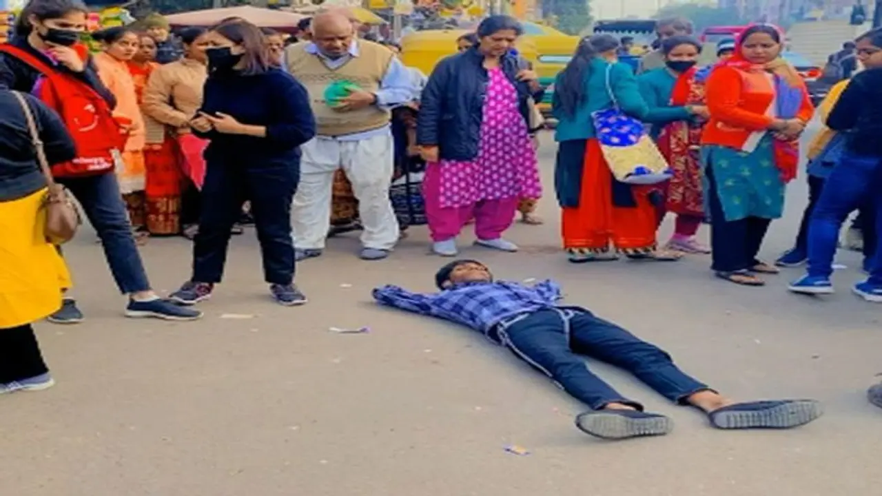Viral Video : बीच सड़क पर लड़के को लेटा देख रुक गए लोग, अचानक करने लगा ऐसी हरकत Viral Video : बीच सड़क पर लड़के को लेटा देख रुक गए लोग, अचानक करने लगा ऐसी हरकत