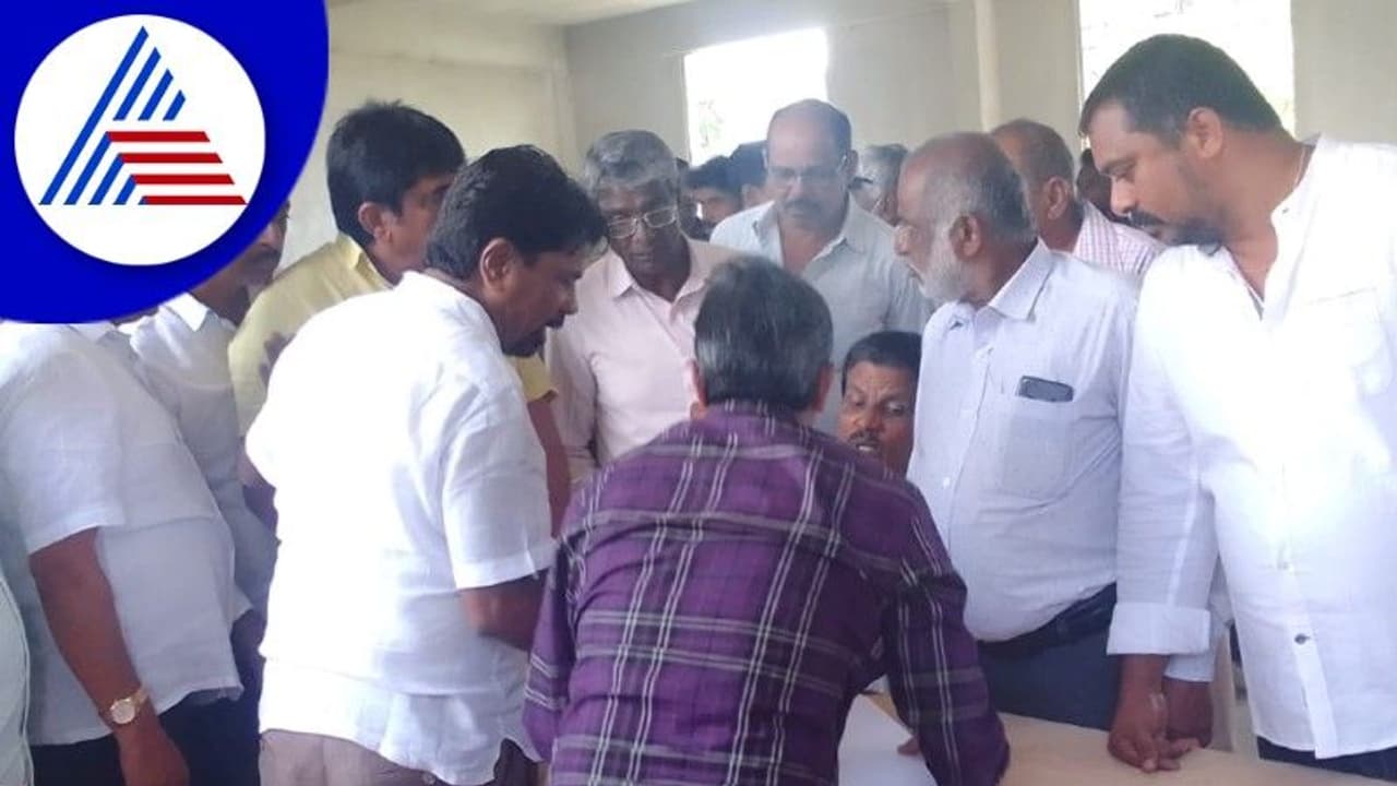 ಅಭಿಪ್ರಾಯ ಸಂಗ್ರಹಿಸಲು ಬಂದಿದ್ದ ಕೆಪಿಸಿಸಿ ವೀಕ್ಷಕರ ಎದುರೇ ಗಲಾಟೆ; ಬಡಿದಾಡುವ ಹಂತಕ್ಕೆ ಹೋಗಿದ್ದ ಕಾಂಗ್ರೆಸ್ ಕಾರ್ಯಕರ್ತರು ಅಭಿಪ್ರಾಯ ಸಂಗ್ರಹಿಸಲು ಬಂದಿದ್ದ ಕೆಪಿಸಿಸಿ ವೀಕ್ಷಕರ ಎದುರೇ ಗಲಾಟೆ; ಬಡಿದಾಡುವ ಹಂತಕ್ಕೆ ಹೋಗಿದ್ದ ಕಾಂಗ್ರೆಸ್ ಕಾರ್ಯಕರ್ತರು