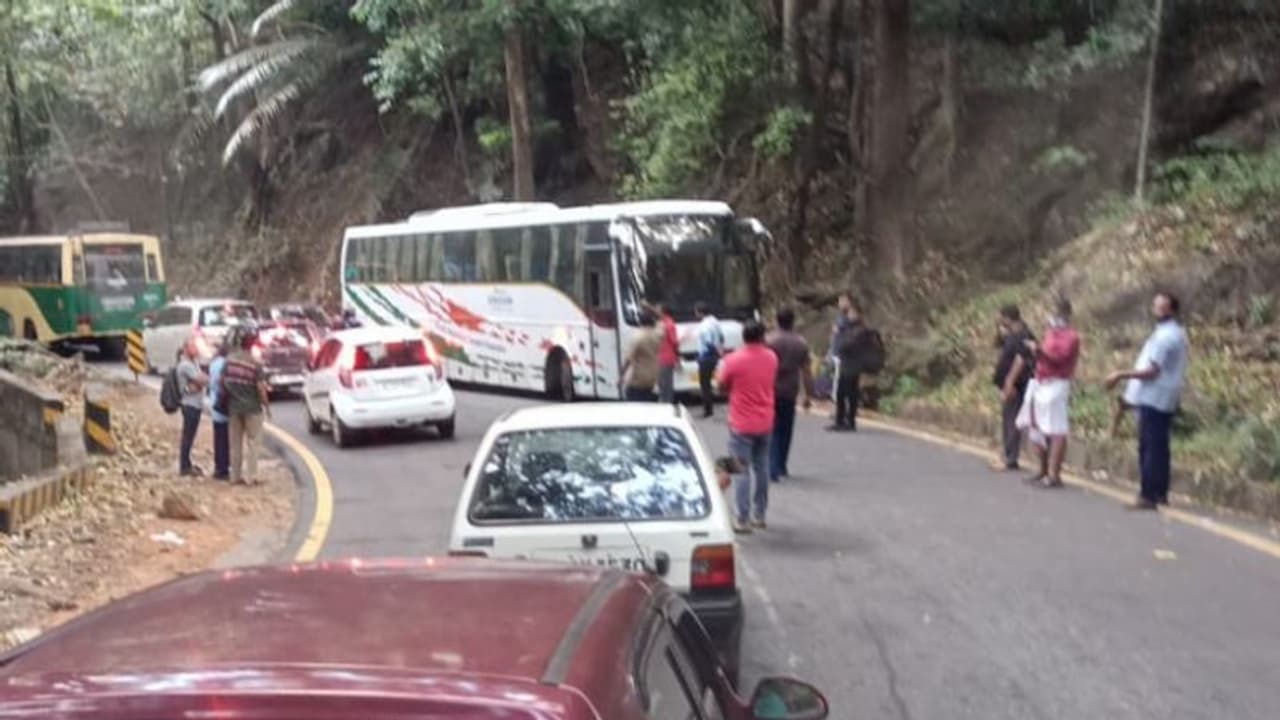 താമരശ്ശേരി ചുരത്തില് ഗതാഗതക്കുരുക്ക് തുടർകഥ; ഒരാഴ്ചയില് ഗതാഗതം തടസപ്പെട്ടത് 20 തവണ താമരശ്ശേരി ചുരത്തില് ഗതാഗതക്കുരുക്ക് തുടർകഥ; ഒരാഴ്ചയില് ഗതാഗതം തടസപ്പെട്ടത് 20 തവണ