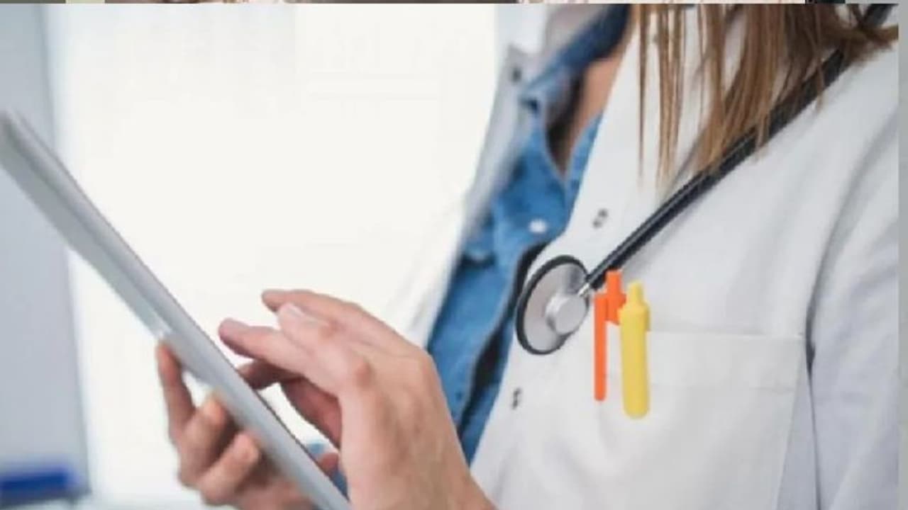 वार्ड ब्वॉय ने महिला डॉक्टर के गले और पेट में घोंपी कैंची, गर्लफ्रेंड की बात पर हो गया था हर्ट... वार्ड ब्वॉय ने महिला डॉक्टर के गले और पेट में घोंपी कैंची, गर्लफ्रेंड की बात पर हो गया था हर्ट...