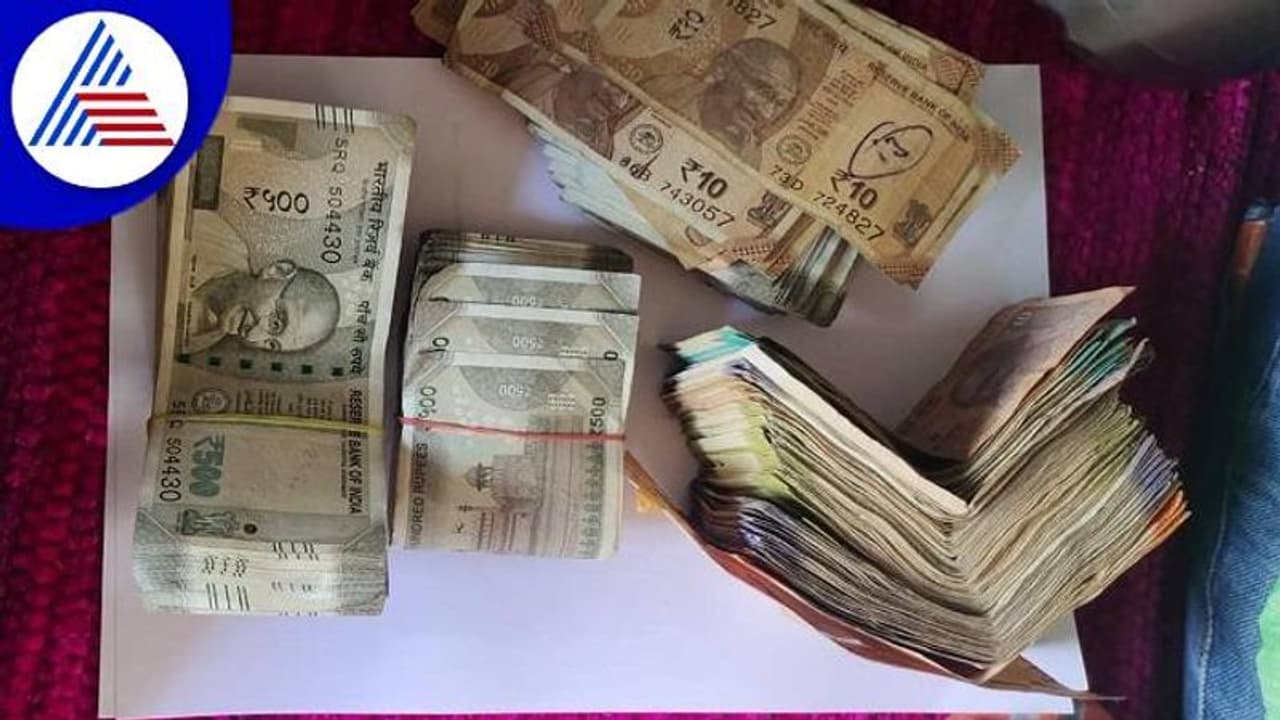 ಕಲಬುರಗಿ ಸೆಂಟ್ರಲ್ ಜೈಲ್ ಮೇಲೆ ಪೊಲೀಸ್ ರೇಡ್: ಲಕ್ಷಾಂತರ ರೂ. ಕ್ಯಾಶ್, ಮೊಬೈಲ್, ಸಿಮ್ ಕಾರ್ಡ್ ಪತ್ತೆ ಕಲಬುರಗಿ ಸೆಂಟ್ರಲ್ ಜೈಲ್ ಮೇಲೆ ಪೊಲೀಸ್ ರೇಡ್: ಲಕ್ಷಾಂತರ ರೂ. ಕ್ಯಾಶ್, ಮೊಬೈಲ್, ಸಿಮ್ ಕಾರ್ಡ್ ಪತ್ತೆ