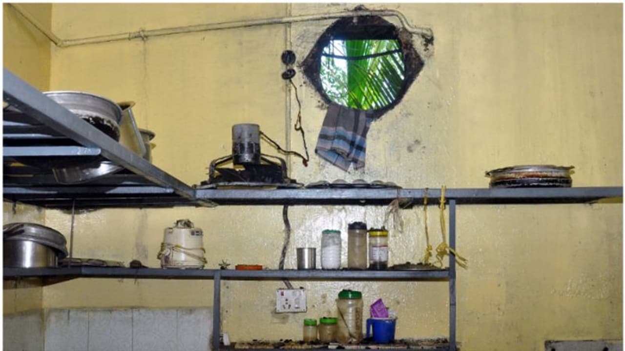 ബസ് സ്റ്റാൻഡിനുള്ളിലെ ഭക്ഷണശാലയിൽ മോഷണം; നാല്പ്പതിനായിരം രൂപ നഷ്ടപ്പെട്ടു ബസ് സ്റ്റാൻഡിനുള്ളിലെ ഭക്ഷണശാലയിൽ മോഷണം; നാല്പ്പതിനായിരം രൂപ നഷ്ടപ്പെട്ടു