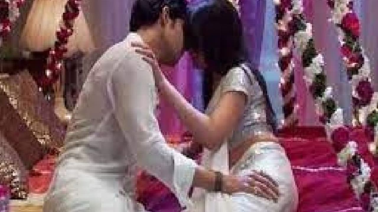 दोस्ती के बाद कर ली लव मैरिज, लेकिन सुहागरात में पत्नी को देखते ही उड़ गए होश...सदमें में पहुंच गया पति दोस्ती के बाद कर ली लव मैरिज, लेकिन सुहागरात में पत्नी को देखते ही उड़ गए होश...सदमें में पहुंच गया पति