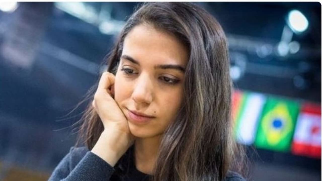 कौन हैं बिना हिजाब शतरंज टूर्नामेंट खेलने वाली ईरानी चेस प्लेयर? अब बनीं सरकार विरोधी आंदोलन की पोस्टर गर्ल