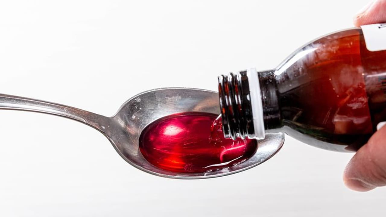 ആയുർവേദ ചുമ മരുന്ന് കഴിച്ചു, 6 പേരുടെ മരണം; ഗുജറാത്തിൽ റെയ്ഡ്, 7 പേർ അറസ്റ്റിൽ, മരുന്ന് പിടിച്ചെടുത്തു ആയുർവേദ ചുമ മരുന്ന് കഴിച്ചു, 6 പേരുടെ മരണം; ഗുജറാത്തിൽ റെയ്ഡ്, 7 പേർ അറസ്റ്റിൽ, മരുന്ന് പിടിച്ചെടുത്തു