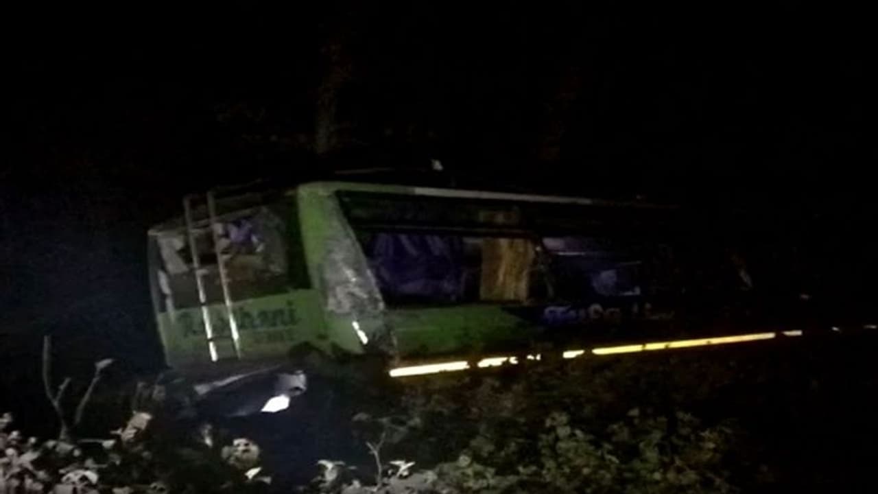 सीतापुर: अनियंत्रित होकर खाई में पलटी मजदूरों से भरी बस, महिला बच्चों समेत 24 लोग गंभीर रूप से घायल सीतापुर: अनियंत्रित होकर खाई में पलटी मजदूरों से भरी बस, महिला बच्चों समेत 24 लोग गंभीर रूप से घायल