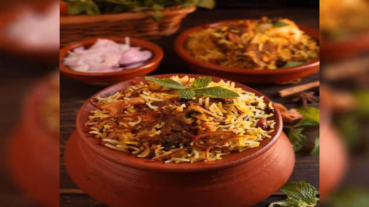 பத்து திருக்குறள் சொன்னா பிரியாணி இலவசம்! செம்ம ட்ரீட் கொடுக்கும் ஹோட்டல்! பத்து திருக்குறள் சொன்னா பிரியாணி இலவசம்! செம்ம ட்ரீட் கொடுக்கும் ஹோட்டல்!