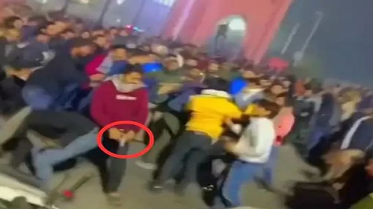 अलीगढ़ मुस्लिम यूनिवर्सिटी: पिस्टल लहराने वाले युवक के खिलाफ शुरू जांच, CCTV खंगालने के साथ किया जा रहा ये काम अलीगढ़ मुस्लिम यूनिवर्सिटी: पिस्टल लहराने वाले युवक के खिलाफ शुरू जांच, CCTV खंगालने के साथ किया जा रहा ये काम