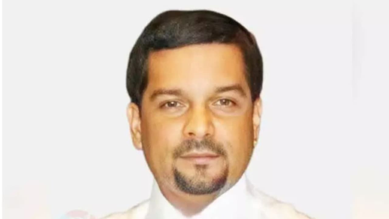 ഓഫീസില് നിന്ന് പുറത്തിറങ്ങുന്നതിനിടെ പ്രവാസി മലയാളി കുഴഞ്ഞുവീണ് മരിച്ചു ഓഫീസില് നിന്ന് പുറത്തിറങ്ങുന്നതിനിടെ പ്രവാസി മലയാളി കുഴഞ്ഞുവീണ് മരിച്ചു