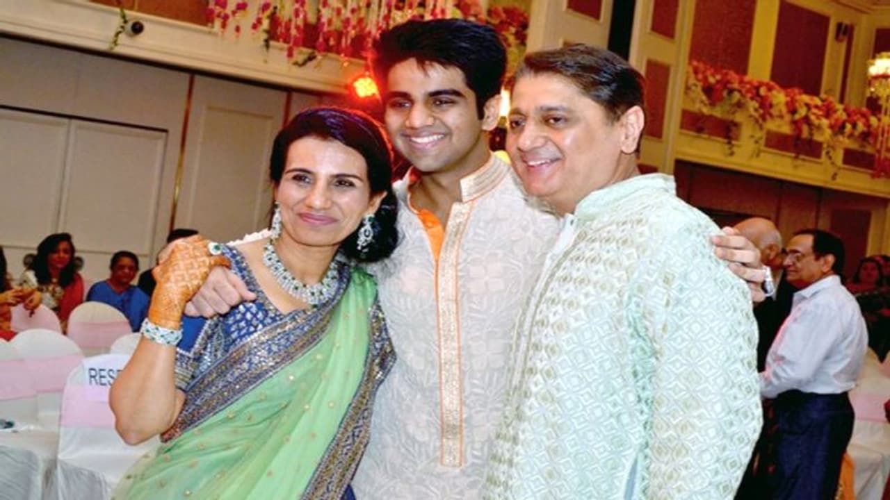 மகன் திருமணத்திற்கு நட்சத்திர ஓட்டலுக்கு அட்வான்ஸ்.! மோசடி வழக்கில் தொழிலதிபர் திடீர் கைது நின்று போன கல்யாணம் மகன் திருமணத்திற்கு நட்சத்திர ஓட்டலுக்கு அட்வான்ஸ்.! மோசடி வழக்கில் தொழிலதிபர் திடீர் கைது நின்று போன கல்யாணம்