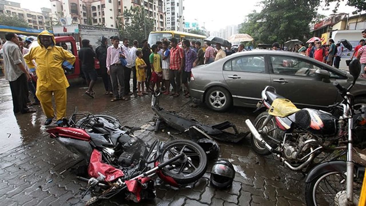 திருப்பூரில் மின்னல் வேகத்தில் வந்த லாரியில் சிக்கி மாணவர் பலி; பதறவைக்கும் சிசிடிவி காட்சி திருப்பூரில் மின்னல் வேகத்தில் வந்த லாரியில் சிக்கி மாணவர் பலி; பதறவைக்கும் சிசிடிவி காட்சி