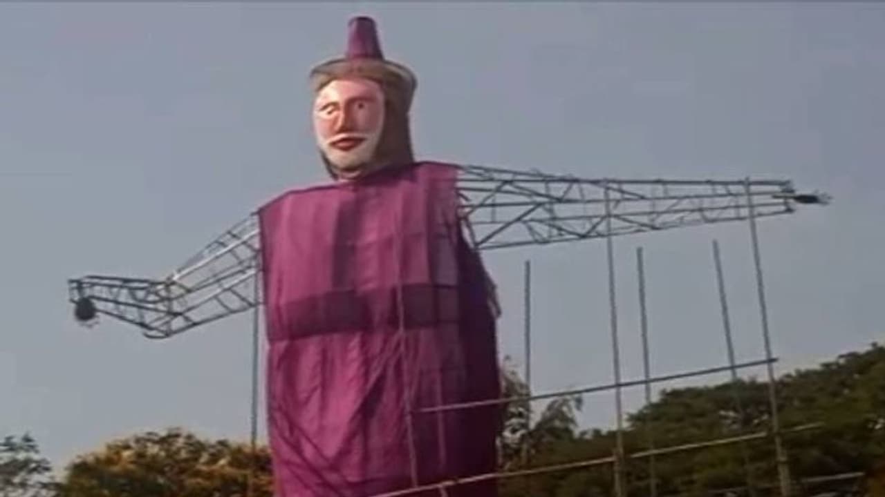 ഭീമൻ പാപ്പാഞ്ഞിക്ക് മോദിയുടെ ഛായയെന്ന് ആരോപണം, കത്തിക്കാൻ അനുവദിക്കില്ലെന്ന് ബിജെപി പ്രവർത്തകർ, പ്രതിഷേധം ഭീമൻ പാപ്പാഞ്ഞിക്ക് മോദിയുടെ ഛായയെന്ന് ആരോപണം, കത്തിക്കാൻ അനുവദിക്കില്ലെന്ന് ബിജെപി പ്രവർത്തകർ, പ്രതിഷേധം