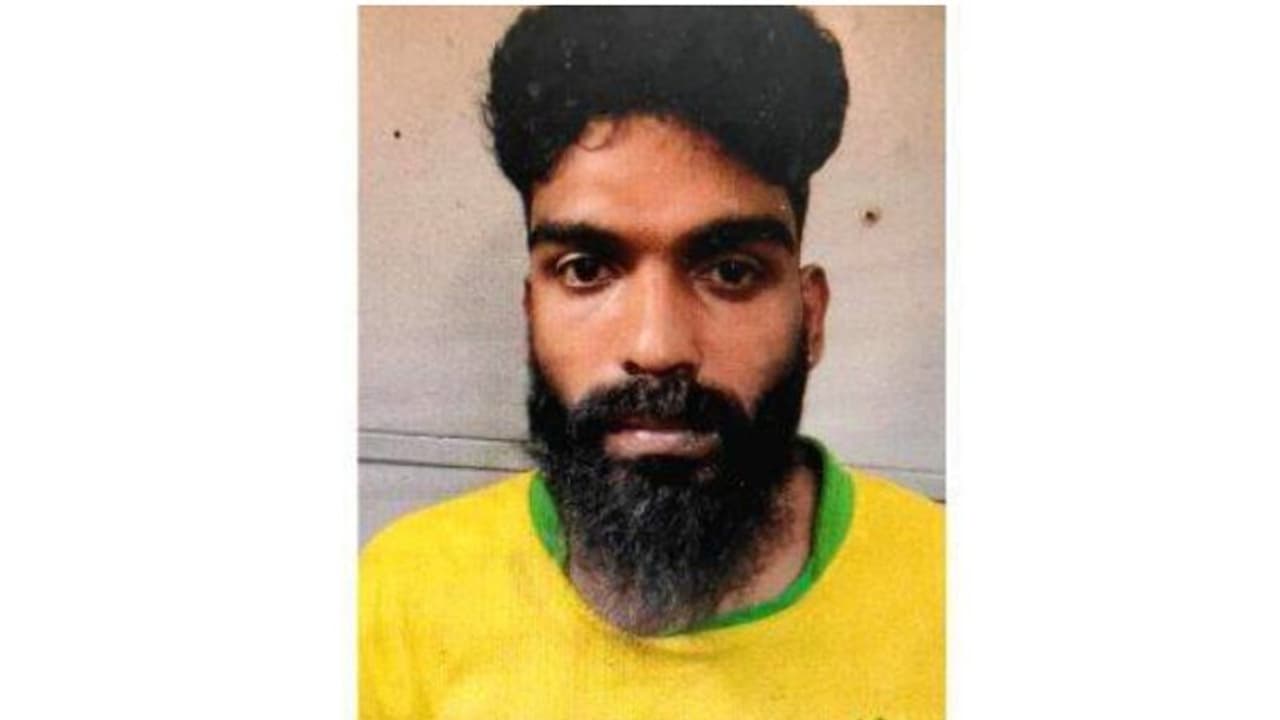 മുൻവൈരാഗ്യം, വീട് ആക്രമിച്ച് ഗൃഹനാഥനെയും ഭാര്യാ സഹോദനെയും വെട്ടി, ഇരുവരും ഗുരുതരാവസ്ഥയിൽ; പ്രതി പിടിയിൽ