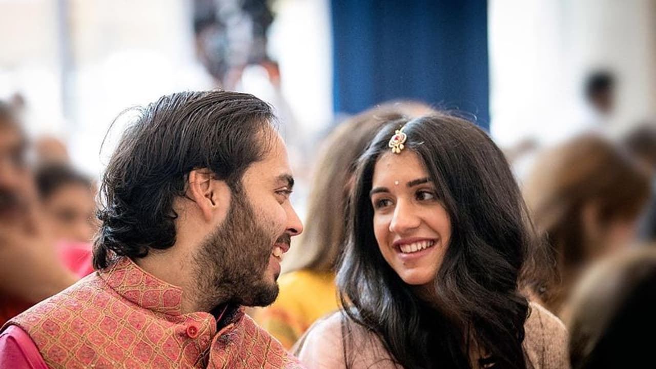 చిన్ననాటి స్నేహితురాలు రాధికతో అనంత్ అంబానీ నిశ్చితార్థం.. ఆమె బ్యాగ్రౌండ్ ఇదే.. చిన్ననాటి స్నేహితురాలు రాధికతో అనంత్ అంబానీ నిశ్చితార్థం.. ఆమె బ్యాగ్రౌండ్ ఇదే..