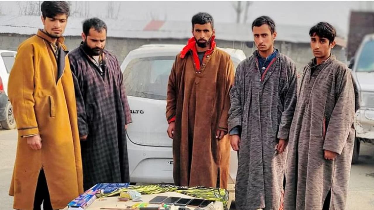 കളിത്തോക്കും വ്യാജ വാക്കിടോക്കികളുമായി കശ്മീരില് 'ഭീകര സംഘം' പിടിയില്, ലക്ഷ്യം കവര്ച്ച! കളിത്തോക്കും വ്യാജ വാക്കിടോക്കികളുമായി കശ്മീരില് 'ഭീകര സംഘം' പിടിയില്, ലക്ഷ്യം കവര്ച്ച!