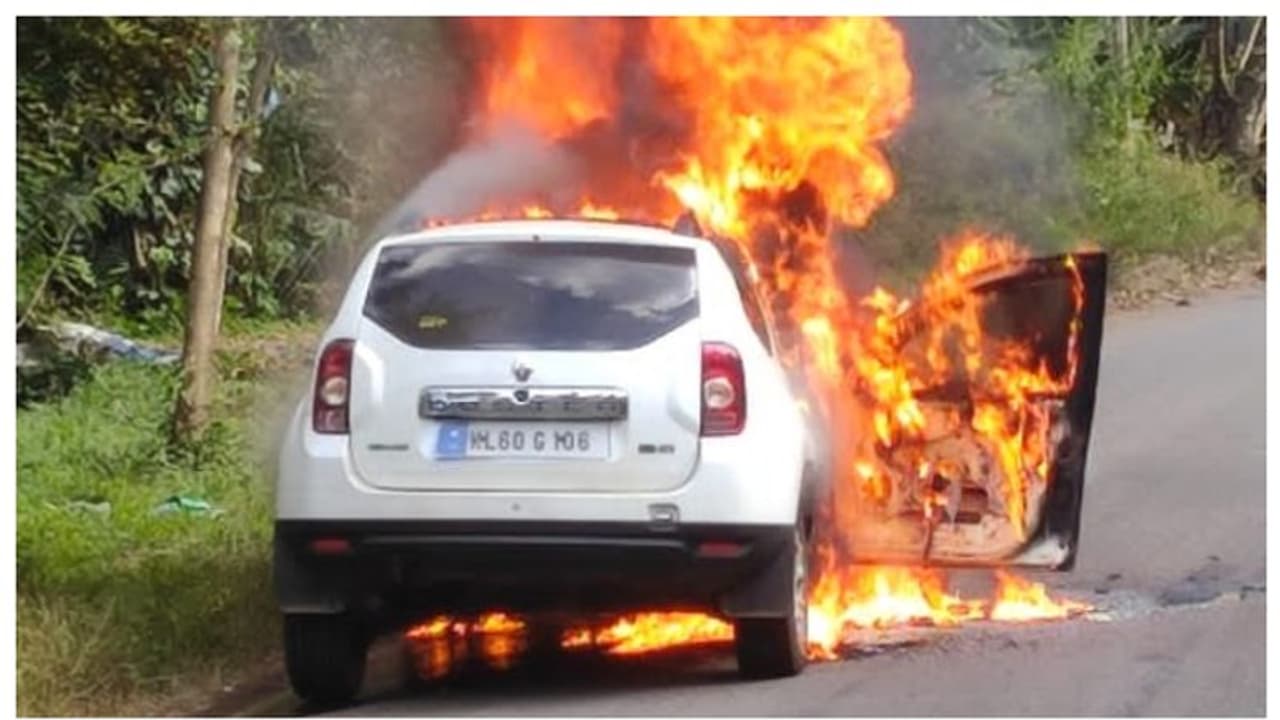 വെള്ളരിക്കുണ്ട് ഓടിക്കൊണ്ടിരുന്ന കാറിന് തീപിടിച്ചു; അത്ഭുതകരമായി രക്ഷപ്പെട്ട് കുടുംബം വെള്ളരിക്കുണ്ട് ഓടിക്കൊണ്ടിരുന്ന കാറിന് തീപിടിച്ചു; അത്ഭുതകരമായി രക്ഷപ്പെട്ട് കുടുംബം
