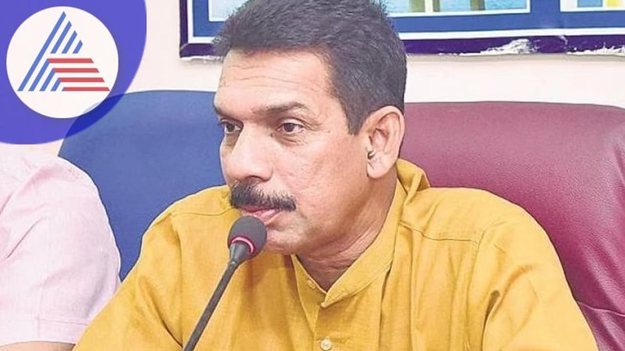 Chamarajanagara: ಸಾವರ್ಕರ್ ಫೋಟೋ ಅಳವಡಿಕೆ ಕಾಂಗ್ರೆಸ್ ಟೀಕೆಗೆ ಕಟೀಲ್ ಕೆಂಡಾಮಂಡಲ Chamarajanagara: ಸಾವರ್ಕರ್ ಫೋಟೋ ಅಳವಡಿಕೆ ಕಾಂಗ್ರೆಸ್ ಟೀಕೆಗೆ ಕಟೀಲ್ ಕೆಂಡಾಮಂಡಲ