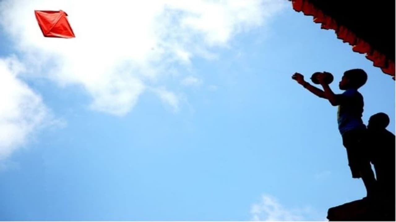 पतंग उड़ाते समय दर्दनाक हादसा, माता पिता के सामने ही बच्चे की तीसरी मंजिल से गिरकर मौत