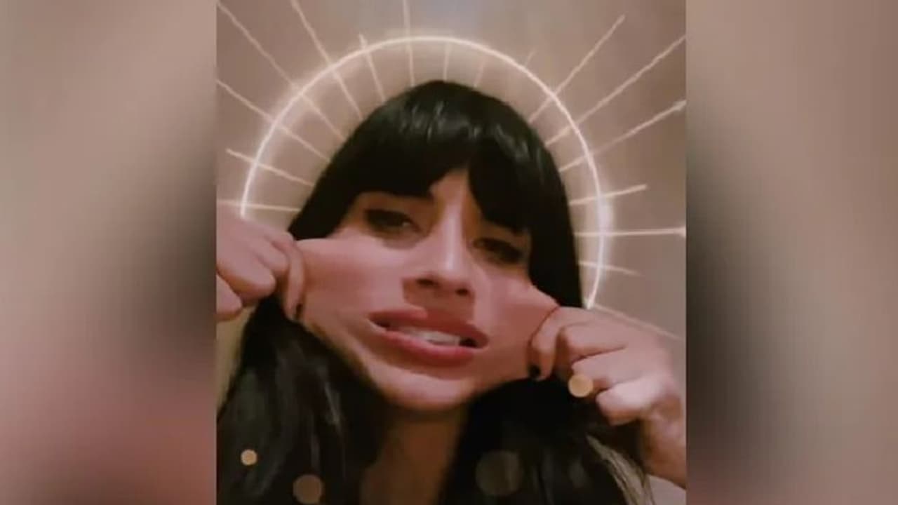 എത്ര വലിച്ചാലും വലിയുന്ന ചര്മ്മം; അപൂര്വമായ അവസ്ഥയെ കുറിച്ച് തുറന്നുപറഞ്ഞ് നടി എത്ര വലിച്ചാലും വലിയുന്ന ചര്മ്മം; അപൂര്വമായ അവസ്ഥയെ കുറിച്ച് തുറന്നുപറഞ്ഞ് നടി