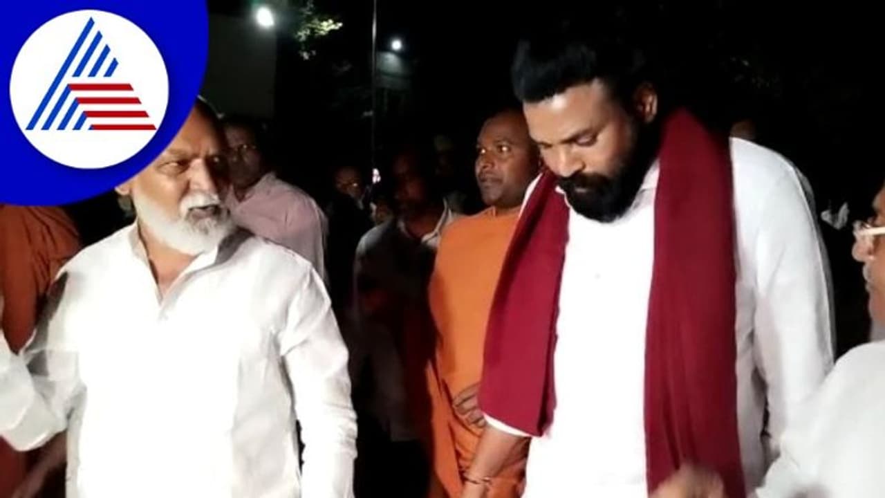 ಸಿದ್ದೇಶ್ವರ ಶ್ರೀಗಳ ಭೇಟಿ ಮಾಡಿದ ಸಾರಿಗೆ ಸಚಿವ, ಆತಂಕ ಬೇಡ ಎಂದ ಶ್ರೀರಾಮುಲು