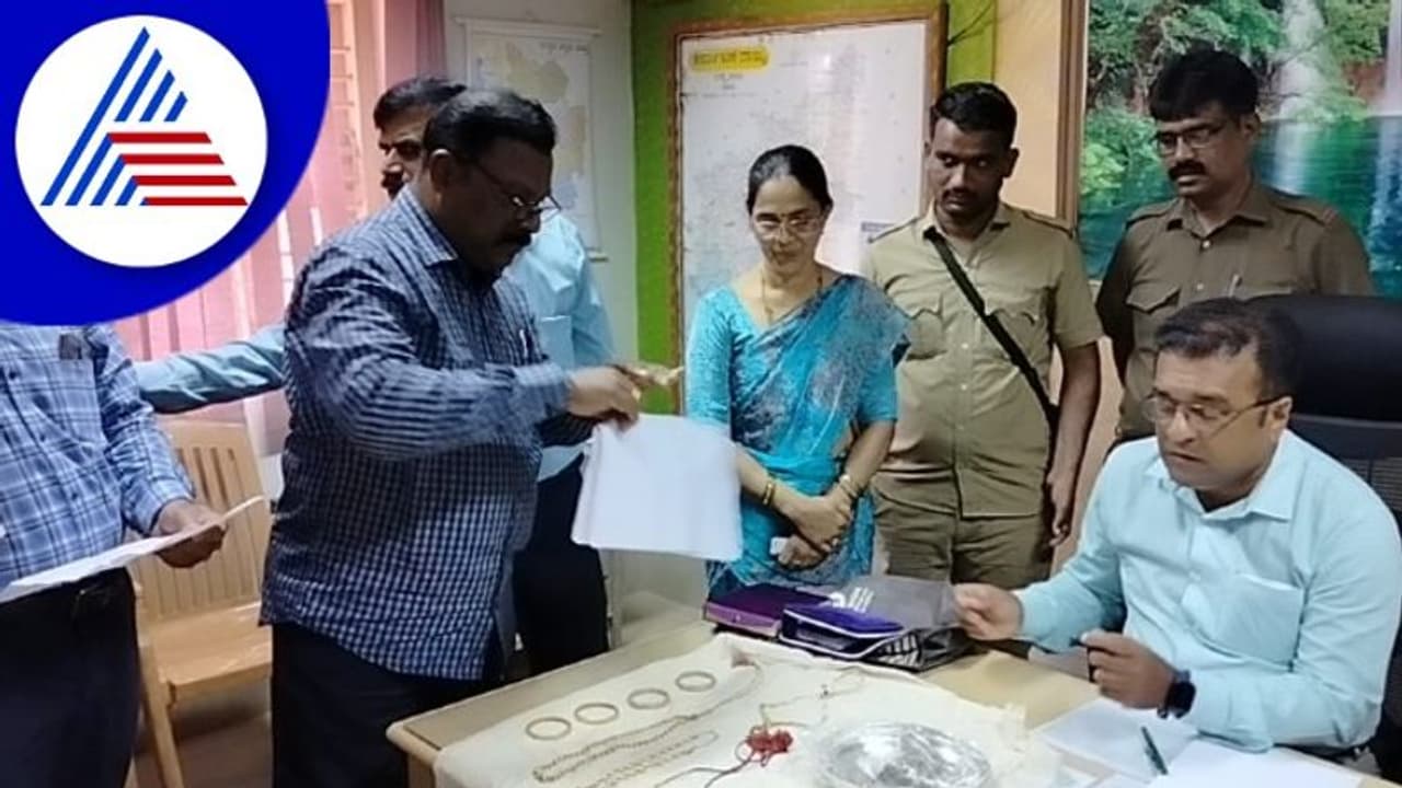UttaraKannada: KSRTC ಬಸ್ಸಿನಲ್ಲಿ ಸಿಕ್ಕ 8 ಲಕ್ಷ ಮೌಲ್ಯದ ಆಭರಣಗಳನ್ನು ಮರಳಿಸಿ ಪ್ರಾಮಾಣಿಕತೆ ಮರೆದ ಸಿಬ್ಬಂದಿ