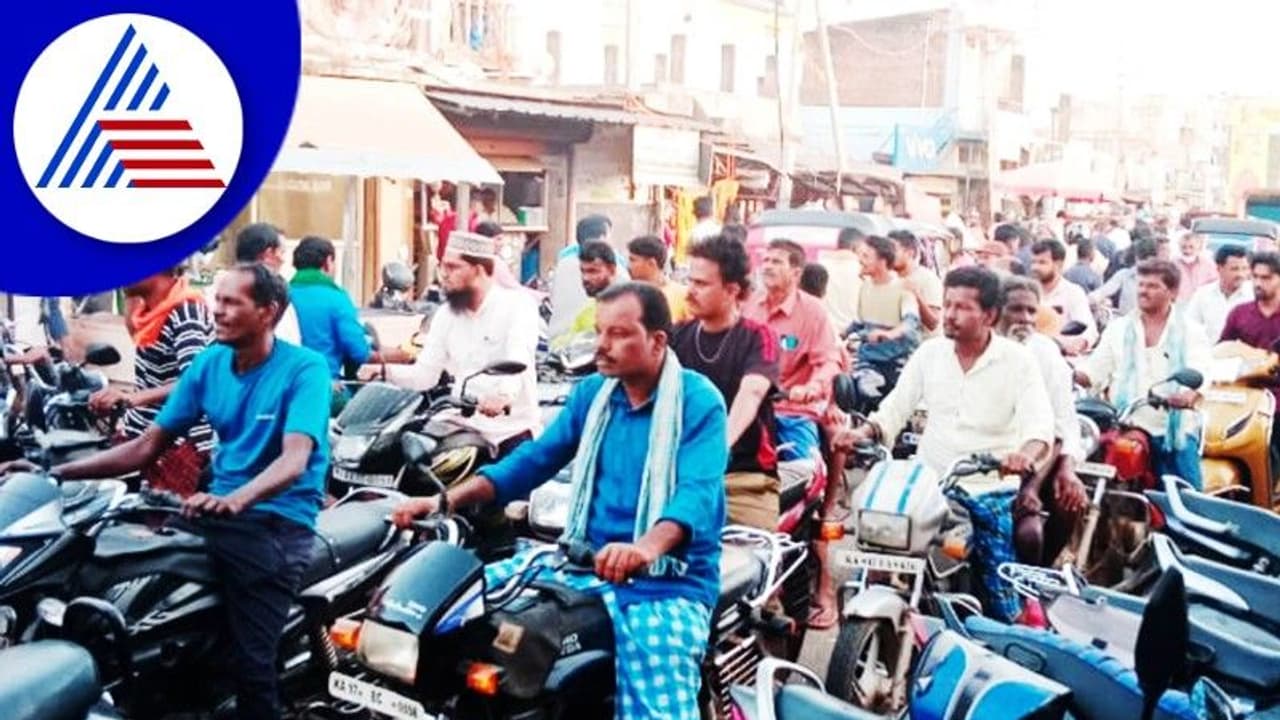 ಸಂಚಾರ ದಟ್ಟಣೆಯಿಂದ ಹೈರಾಣಾದ ಹೊನ್ನಾಳಿ ಜನತೆ ; ಕಣ್ಣುಮುಚ್ಚಿ ಕುಳಿತ ಪೊಲೀಸ್ ಇಲಾಖೆ ಸಂಚಾರ ದಟ್ಟಣೆಯಿಂದ ಹೈರಾಣಾದ ಹೊನ್ನಾಳಿ ಜನತೆ ; ಕಣ್ಣುಮುಚ್ಚಿ ಕುಳಿತ ಪೊಲೀಸ್ ಇಲಾಖೆ