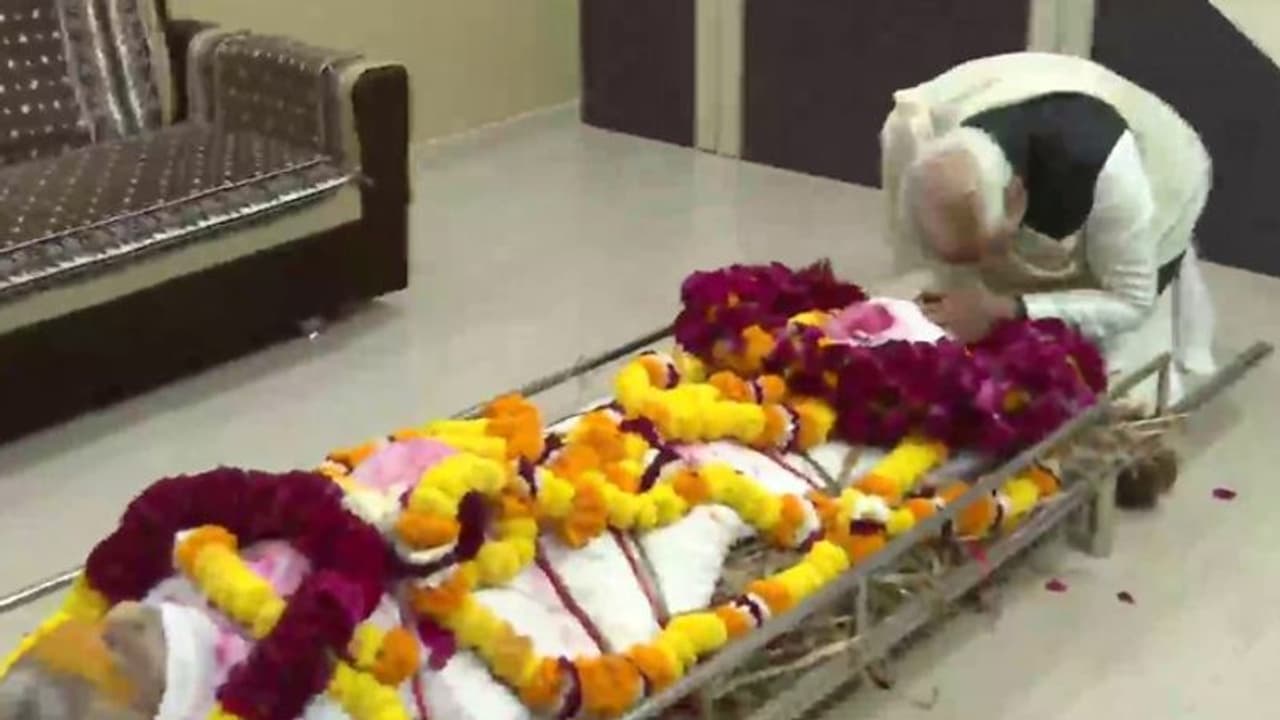 मां के चरणों में सिर रखकर भावुक हुए मोदी, PHOTO में देखें कैसे एक आम बेटे की तरह अर्थी को दिया कंधा