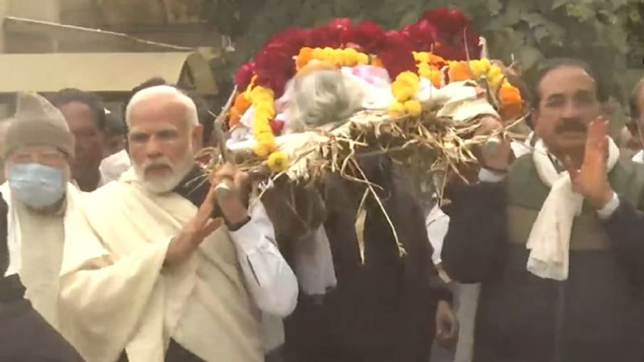 கண்ணீர்மல்க தாயாரின் உடலை சுமந்து சென்ற பிரதமர் மோடி கண்கலங்க வைக்கும் வீடியோ இதோ கண்ணீர்மல்க தாயாரின் உடலை சுமந்து சென்ற பிரதமர் மோடி கண்கலங்க வைக்கும் வீடியோ இதோ